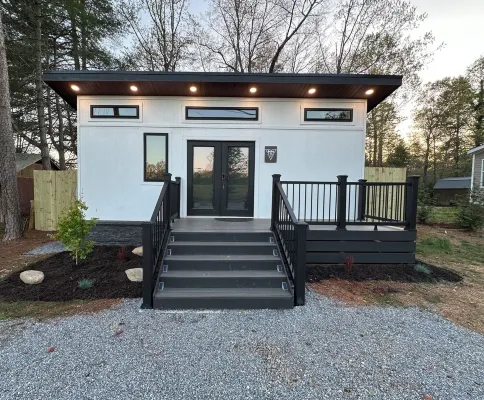 Layla Haus-Tiny Home W/Private Yard ~ Pet Friendly