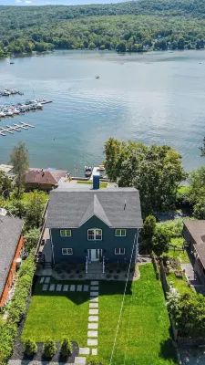 Entire Lakeview House ~ Hot Tub ~ Firepit ~ Stunning View ~ Spacious Deck Hotel a Warwick