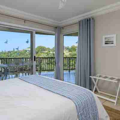 Sea View Holiday Apartment. Walk to the Beach. Exclusive use roof-top deck. Rooms