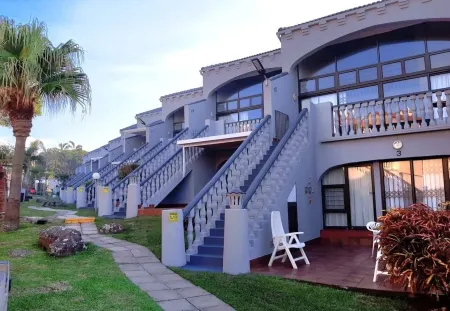 Uvongo Cabanas 9A Отели рядом с достопримечательностью «Oasis Caravan Park, Camping Ground and Chalets»