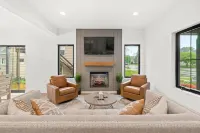 Modern 4 Bed/3.5 Bath Farmhouse Steps to Downtown CF! Hotels in Cedar Falls