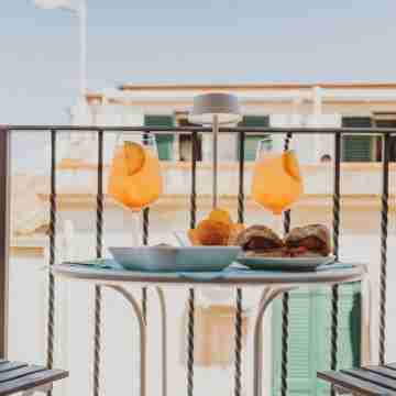 Luxurious apartment in the historic center of Cefalù, to experience sea and history Dining/Meeting Rooms