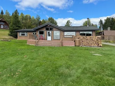 Awesome Log Cabin on the 1st Connecticut Lake! Отели в г. Питтсбург