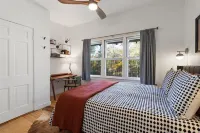 Grotto Grove A Private Poconos Cabin -Secluded Retreat w/ Firepit & Trail Access Các khách sạn ở Canadensis