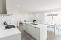 Dunsborough Escape - King Bed & Chef's Kitchen. No General Cleaning Fees