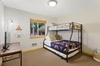 Priest Lake Family Cabin w/ Private Beach Access