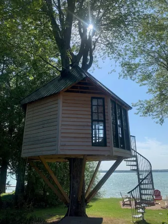 Experience Lakeside Luxury: Your Ultimate Retreat Awaits on Long Lake!