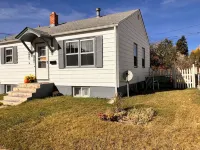 Cozy European Cafe Style Downstairs Full Apt. - 1 Block to UW - No SMKG, No Pets