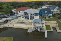 Big Blue on Lake LBJ with Pool & Spa Hotels in Kingsland