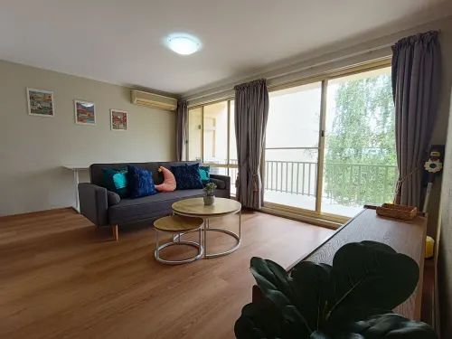 Renovated 2B Unit Walking to Hospital Hotels in Phillip