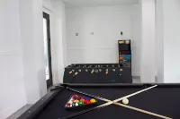 Spacious 4-bedroom house with WiFi, outdoor oasis in beautiful Redington Beach Hotel a Redington Beach