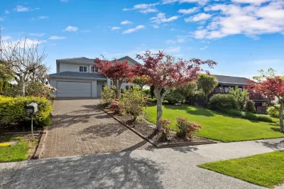 Spacious Redwood Retreat with Lake Views OPEN NOW Hôtels à : Lynmore