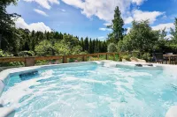 Glenardle Lodge - Riverside Highland Lodge w/ Hot Tub & Forest Views