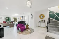 Luxurious 7-bedroom villa with pool/spa and pickleball court in fabulous Naples