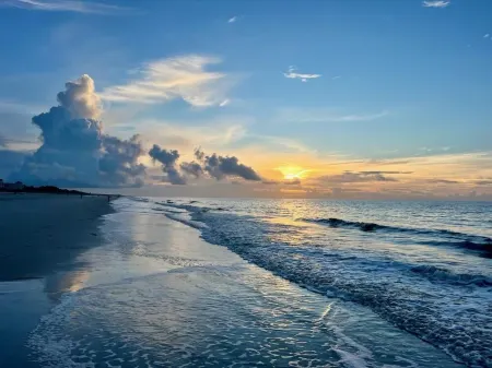 H.H. Beach & Tennis Resort-2/2 100% Renovated on the Beach Condo. 5% Discounts!