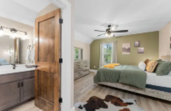 Cozy Lakeside Cabin, Close to Hollister: Outdoor/Indoor Pool, Hot Tub on Deck!