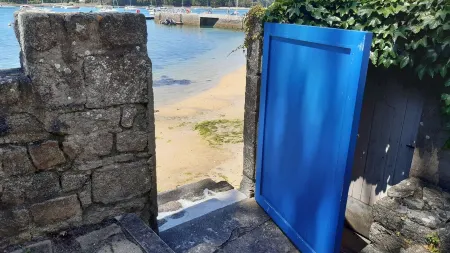 Les Pieds dans l'Eau : Beautiful, bright rental (sea access) Отели в г. Иль-Тюди