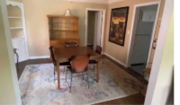 Charming home in Shaker Heights 謝克海茨酒店