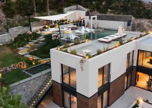 Mansion with elevator, housekeeper, breakfast