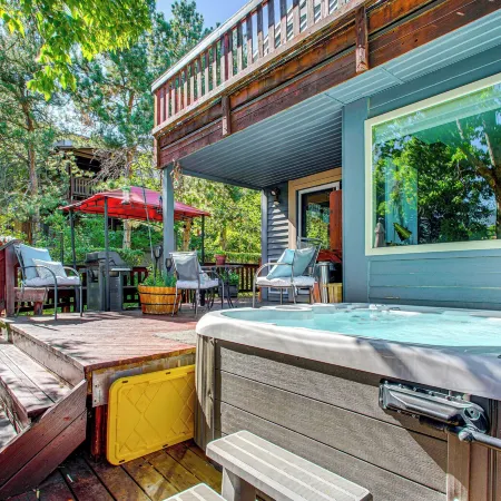 Hot Tub & Mtn Views: Charming Utah Canyon Retreat