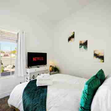 Modern Oasis: Cozy Retreat Near the Strip Rooms