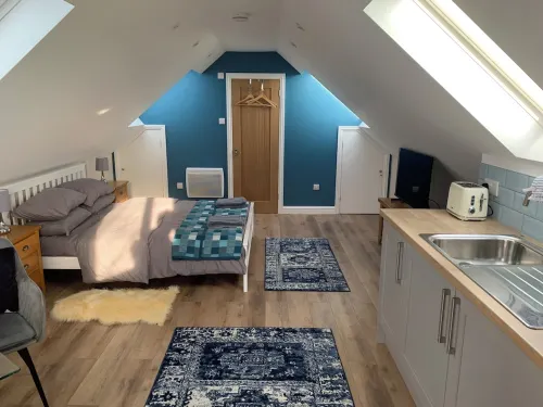 Farmhouse Loft Studio in rural location with parking