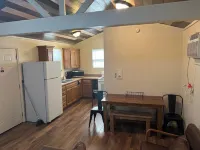 Cozy cabin with AC and WiFi in charming Warsaw near Truman Lake, MO