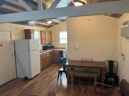 Cozy cabin with AC and WiFi in charming Warsaw near Truman Lake, MO