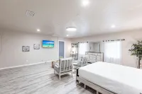 4-bedroom heated pool house 5 minutes to the beach Hotels in Osprey