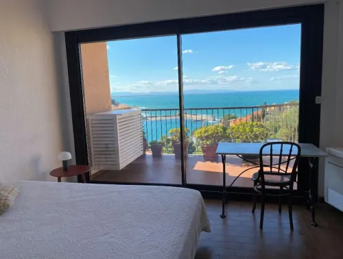 Collioure large apartment terrace swimming pool garage air-conditioning exceptional view.