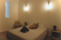 Renovated T2 apartment in the heart of Suze-la-Rousse Hotels in Suze-la-Rousse