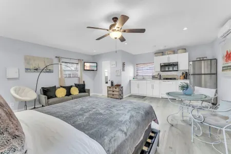 Hidden Gem Charming cottage in biscayne park with AC and Wifi Отели в г. Север Майами