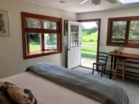 Charming Rhinebeck Cottage, 5 min. from town, King Bed!