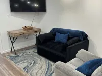 Riverside Retreat, a charming studio near Oakmont and Pittsburgh with WiFi, AC Hotels in Harmar Township