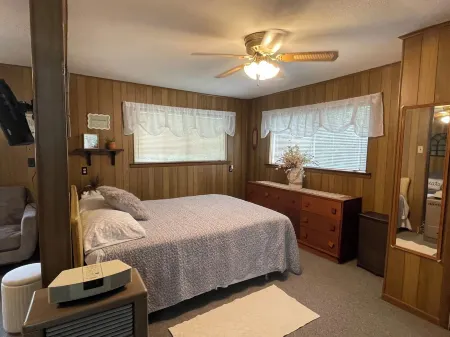 0.4m walk to Lake Whitney! Small peaceful cabin that sleeps 12! Outdoor space!