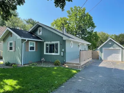 Welcome to “The Seabreeze Lakeside Getaway” in the heart of a true vacation town Hotels near Jack Rabbit