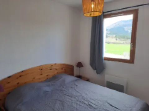 Logement 2 Chambres, Entièrement Rénové, Dans Résidence Avec Piscine