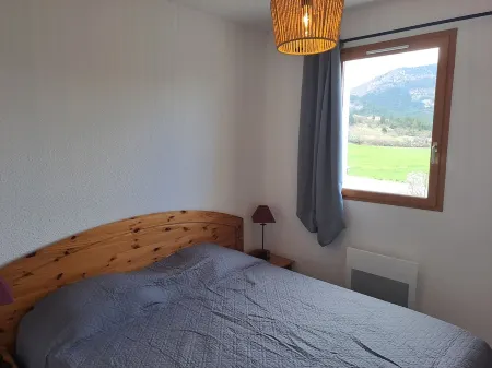 Logement 2 Chambres, Entièrement Rénové, Dans Résidence Avec Piscine