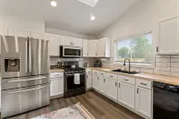 4BD Home - 3min to UND - Cozy Yard - Pingpong