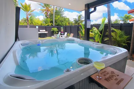 Casita Coral: 5-Star Stay with King Bed, Hot Tub, Backyard Oasis, & Pet-Friendly