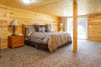 Spacious 5-bedroom house in serene Clam Lake with WiFi