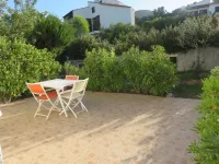 In wooded residence, 100 m from beaches, semi-detached villa, all comforts. Hotels in Coggia