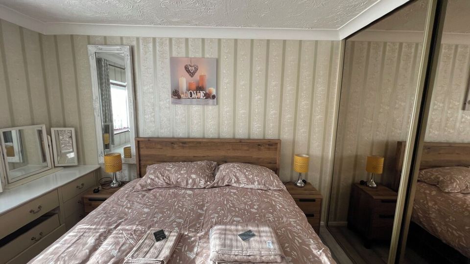 3 Bedroom House Close to Town Centre and Train Station with Driveway and Garden