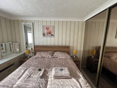 3 Bedroom House Close to Town Centre and Train Station with Driveway and Garden Hotels near Festival Wakeboard & Aqua Park