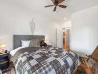 Charming 2-bedroom Cabin with WiFi, Wood Stove and AC in serene Heber-Overgaard! Ξενοδοχεία στην πόλη Heber