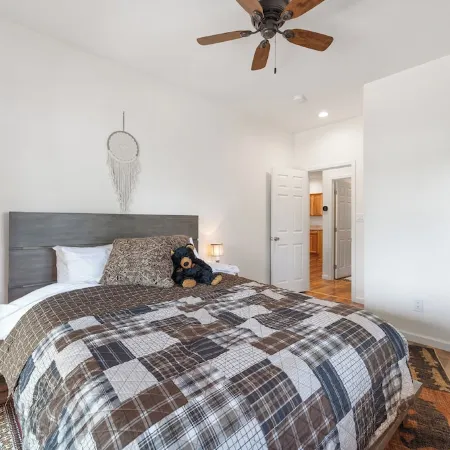 Charming 2-bedroom Cabin with WiFi, Wood Stove and AC in serene Heber-Overgaard!