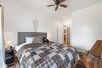 Charming 2-bedroom Cabin with WiFi, Wood Stove and AC in serene Heber-Overgaard!