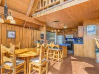 Charming Updated 3-bedroom Chalet with Deck; Small dogs welcome! Hotels in Angel Fire
