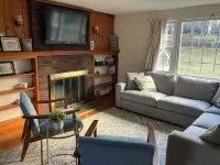 Charming 3-bedroom house with WiFi, AC and salt water pool Hotels in Woodbury