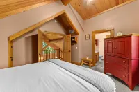 Boyne Mountain Cabin with Hot Tub Next to Skiing and Golf!